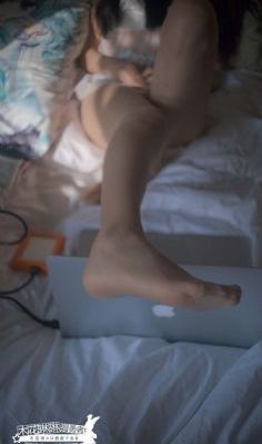 两个小婕子和洗澡hd