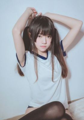 扒开她粉嫩的小缝尿进去动漫